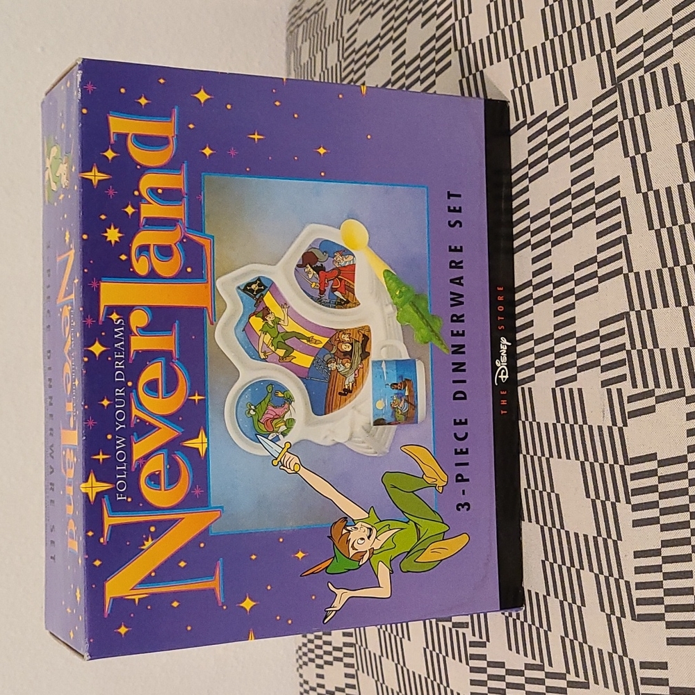 NIB Neverland/Peter Pan Dinnerware Set